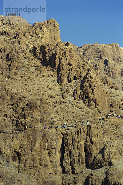 Touristen Wandern durch felsige Landschaft im Wadi Rumdan  südlich von Judäa  Israel  Naher Osten