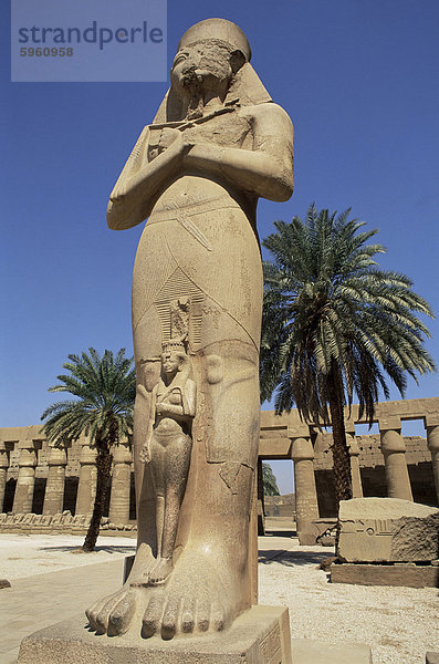 Ramses II und Tochter Bant Anta  im Vorhof der im Tempel von Karnak  UNESCO Weltkulturerbe  Theben  Ägypten  Nordafrika  Afrika