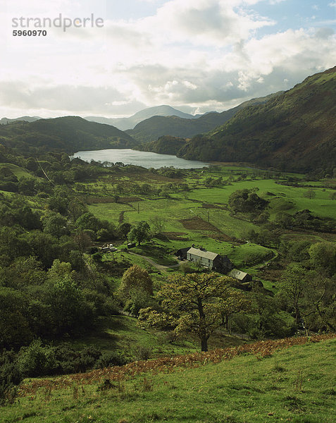 Luftaufnahme über Tal und Llyn Gwynant  Snowdonia  Gwynedd  Wales  Vereinigtes Königreich  Europa