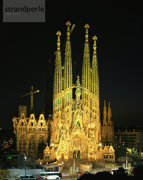 Die Sagrada Familia  die Kathedrale von Gaudi  beleuchtet in der Nacht in Barcelona  Cataluna  Spanien  Europa