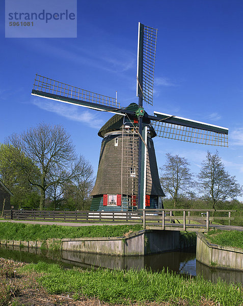 Kanal und reetgedeckte Windmühle in Edam  Niederlande  Europa