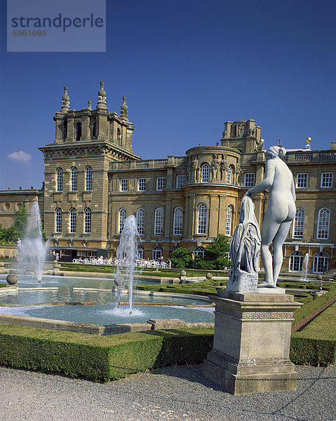 Wasser Springbrunnen Brunnen Fontäne Fontänen Europa Großbritannien frontal Palast Schloß Schlösser Statue Garten England Zierbrunnen Brunnen Oxfordshire