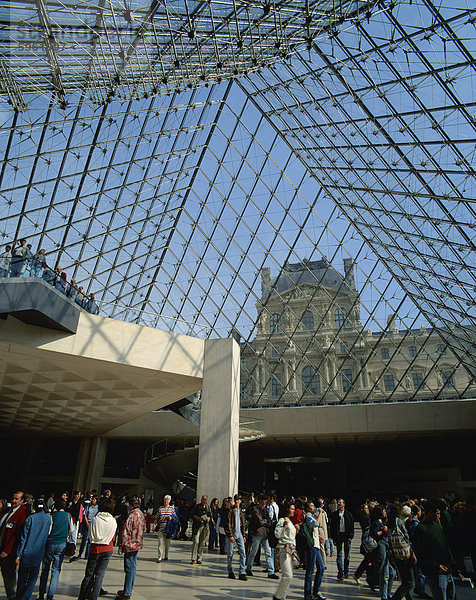 Innenraum der Pyramide du Louvre  Musee du Lourve  Paris  Frankreich  Europa