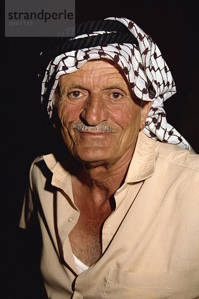 Bildnis eines älteren Mannes tragen eine traditionelle erstaunt  ein Wächter im Volkskundemuseum  Amman  Jordanien  Middle East