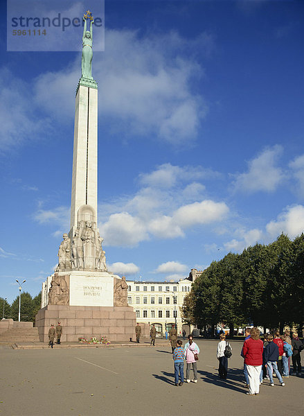 Letten und Wachen vor der das Freiheitsdenkmal in der Stadt Riga  Lettland  Baltikum  Europa