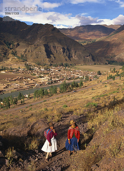 Zwei indische Frauen außerhalb der Stadt von Pisac im Bereich Cuzco Peru Südamerika