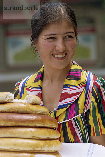 Porträt einer Frau mit einem traditionellen Gruß von Salz und Brot  in Kasachstan  Zentralasien  Asien