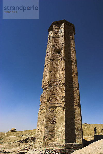 Mann sucht am Minarett von Bahram Schah eine von zwei Anfang des 12. Jahrhunderts-Minarette  Ghazni  Afghanistan  Asien