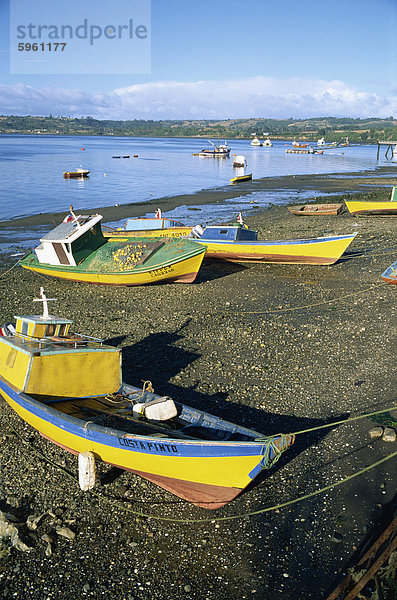Fischerboote am Strand  Dalcahue Zone  in der Nähe von Castro  Chiloe Insel  Chile  Südamerika