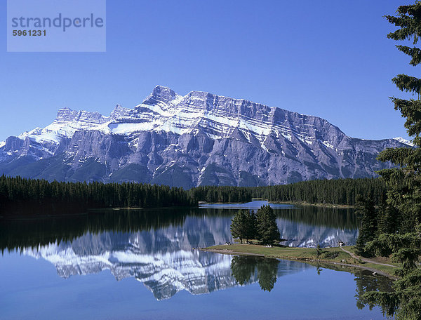 Schneebedeckten Gipfel des Mount Rundle auf die sich des Wassers des Two Jack Lake  Banff National Park  UNESCO Weltkulturerbe  Rocky Mountains  Alberta  Kanada  Nordamerika