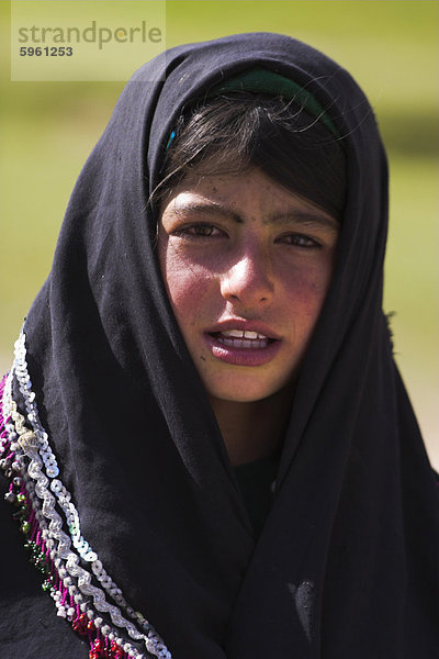 Aimaq Mädchen  Aimaq Nomad Lager Pal-Kotal-i-Guk  zwischen Chakhcharan und Marmelade  Afghanistan  Asien