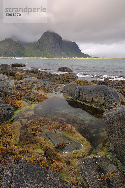 Blick Richtung Flakstad  Flakstadoya  Lofoten Inseln  Norwegen  Skandinavien  Europa