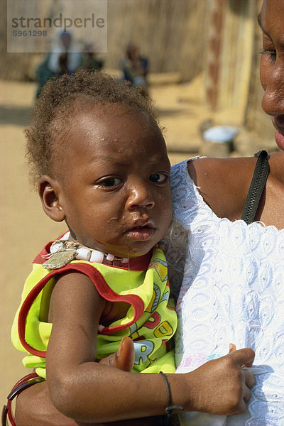 Kind in der Nähe von Banjul in Gambia  Westafrika  Afrika