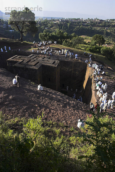 Pilger tragen traditionelle Gabi (weiße Tücher) beim Festival in den Fels gehauen monolithische Kirche von Bet Giyorgis (St. Georgen)  UNESCO Weltkulturerbe  Lalibela  Äthiopien  Afrika