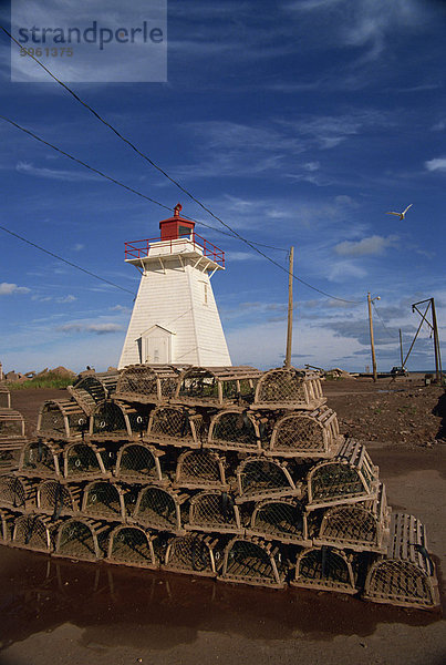 Angeln  Körbe und Leuchtturm auf Prince Edward Island  Kanada  Nordamerika