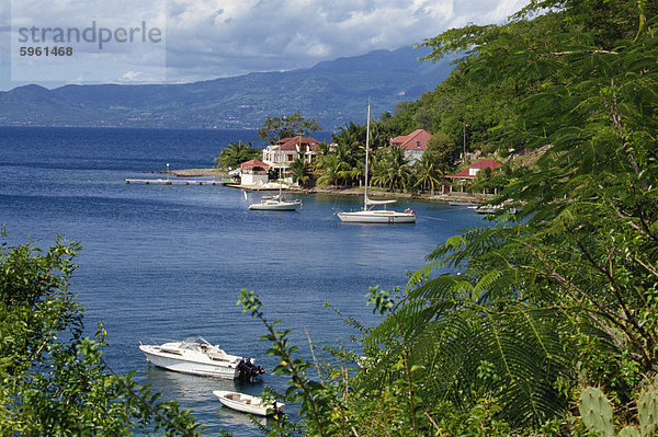 Boote vor Anker in der Bucht bei Terre de Haut  Guadeloupe  Inseln über dem Winde  Westindien  Caribbean  Central America