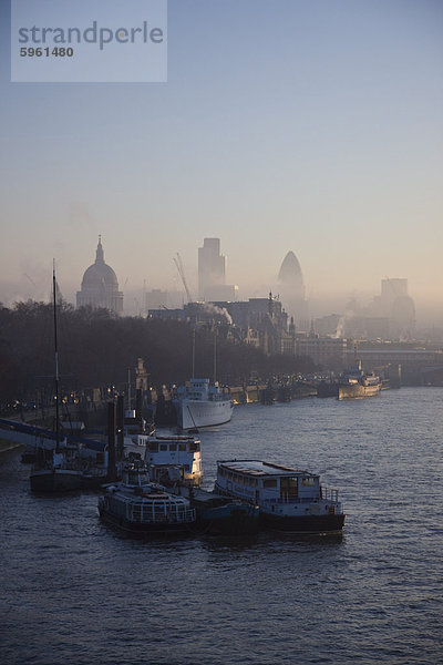 Am frühen Morgennebel hängt über St. Pauls und die Londoner Skyline  London  England  Vereinigtes Königreich  Europa