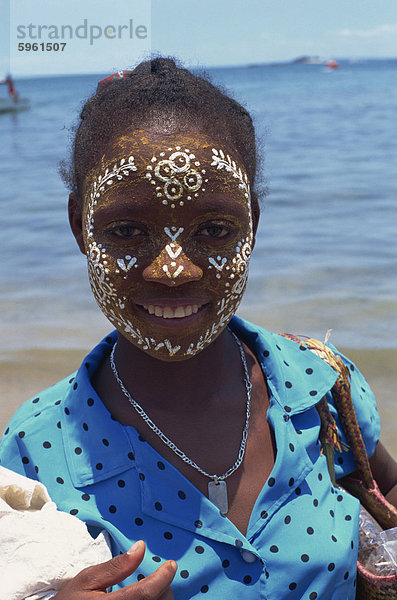 Teenager mit bemalten Gesicht  Nosy Komba  Madagaskar  Afrika