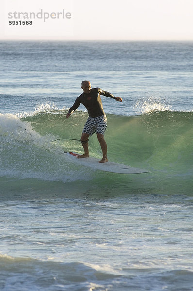 Surfer bei Arrifana Strand  Algarve  Portugal  Europa