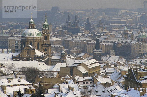 Skyline der Stadt Prag im Winter mit Schnee auf den Dächern  Tschechische Republik  Europa