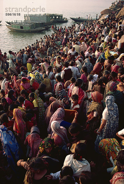 Masse Baden im Heiligen Fluss Ganges  Kartik Poonima Festivals Varanasi  Uttar Pradesh  Indien  Asien zu feiern