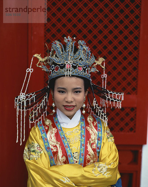 Portrait einer Frau in der traditionellen Tracht des Reichs der Mitte in Hong Kong  China  Asien