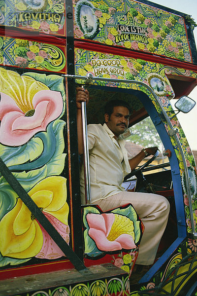 Nutzfahrzeuge sind eingerichtet als eine Kunstform  Südindien  Indien  Asien