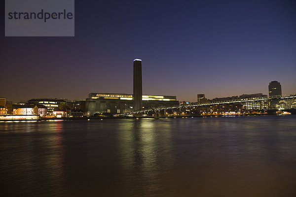 Tate Modern und der Millennium-Brücke bei Nacht  London  England  Vereinigtes Königreich  Europa