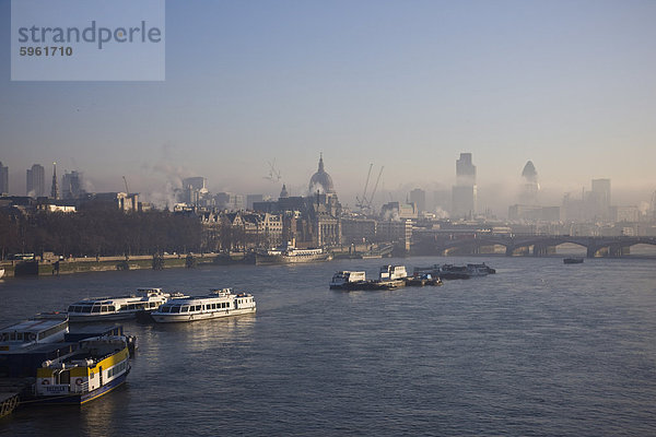 Am frühen Morgennebel hängt über Saint Paul's Cathedral und die Skyline der Stadt von London  London  England  Vereinigtes Königreich  Europa