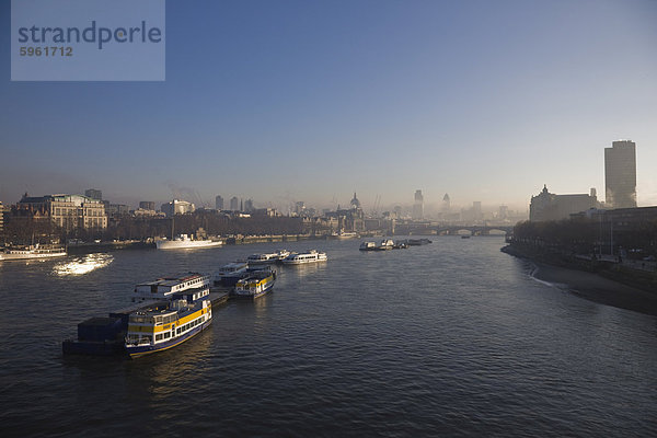 Am frühen Morgennebel hängt über die Skyline der Stadt von London  London  England  Vereinigtes Königreich  Europa