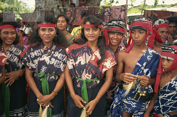 Junge Menschen tragen Ikat Entwürfe  Sumba  Indonesien  Südostasien  Asien