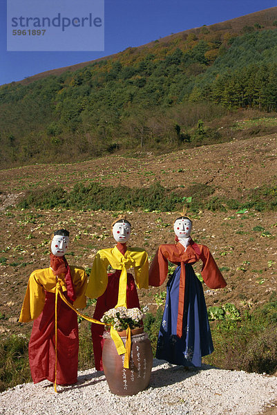 Traditionelle symbolische Vogelscheuchen  Kangwon Grafschaft Highlands  Südkorea  Asien