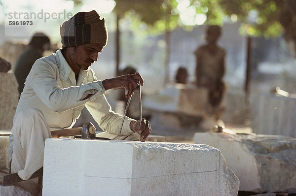 Stein Maurer schnitzen Marmor für die Renovierung der Instandhaltung der Jain-Tempel  Kumbariajyi  Quelle der Rajasthan Marmor abgebaut aus der Aravalli-Berge  Rajasthan  Indien  Asien