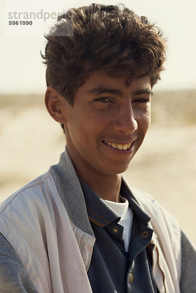Ein 15 Jahre altes tunesischen junge  Douz  Tunesien  Nordafrika  Afrika