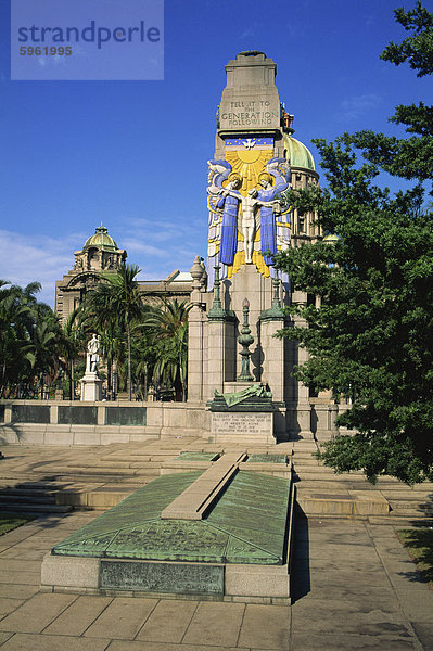 Kriegerdenkmal mit Rathaus darüber hinaus  Durban  Natal  Südafrika  Afrika