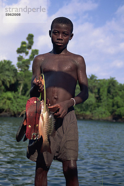 Fisherboy und Fang  westlichen Kamerun  Westafrika  Afrika