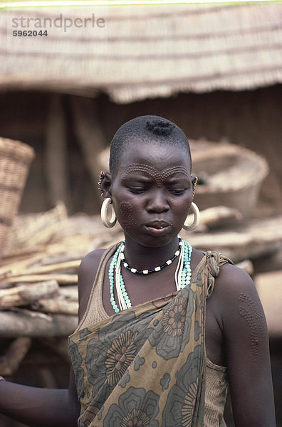 Dinka Mädchen im Dorf in der Nähe von Anet  Sudan  Afrika