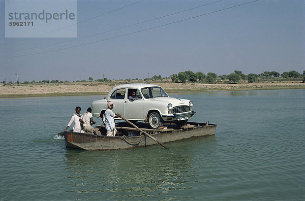 Auto auf Ruderboot-Fähre im indischen Bundesstaat Rajasthan  Indien  Asien