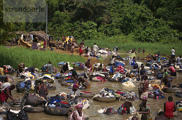 Alte Reifen verwendet für Wäsche  Abidjan  Elfenbeinküste  Westafrika  Afrika