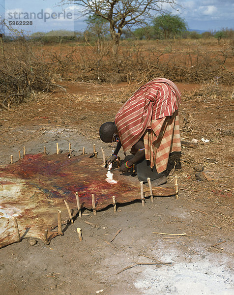 Maasai Dame arbeiten auf Tierhaut  Kenia  Ostafrika  Afrika