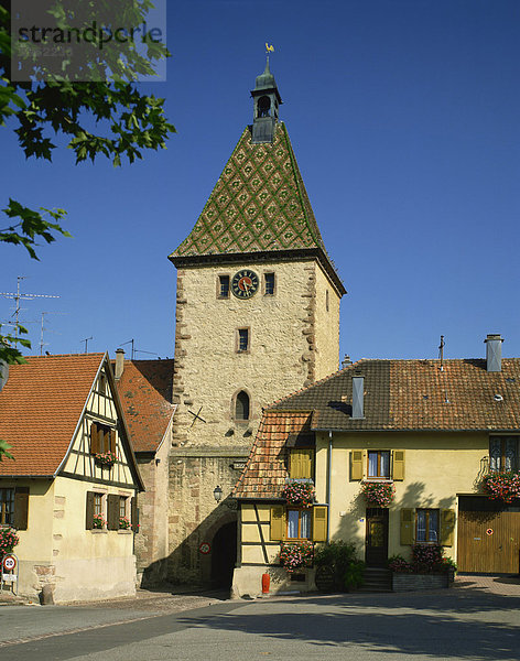 Gateway und Uhrturm  Bergheim  Elsass  Frankreich  Europa