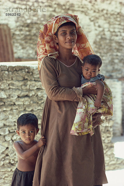 Mutter und Kinder  Malediven  Indischer Ozean  Asien