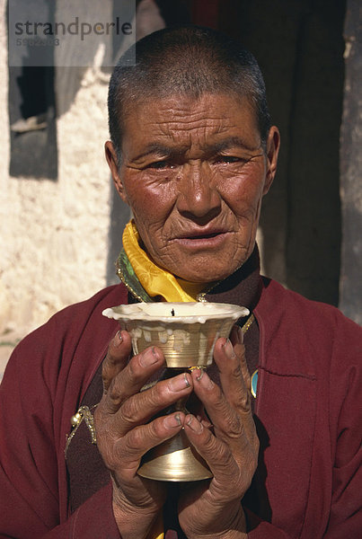 Frau auf Wallfahrt  Kloster Ganden  Tibet  China  Asien