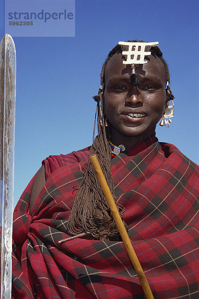 Masai Krieger in rot  Masai Mara Nationalpark  Kenia  Ostafrika  Afrika