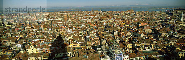 Luftbild aus dem Campanile von Dächern  Venedig  Veneto  Italien  Europa