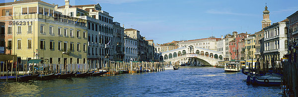 Blick entlang der Canal Grande in Richtung Rialto Bridge  Venedig  UNESCO World Heritage Site  Veneto  Italien  Europa