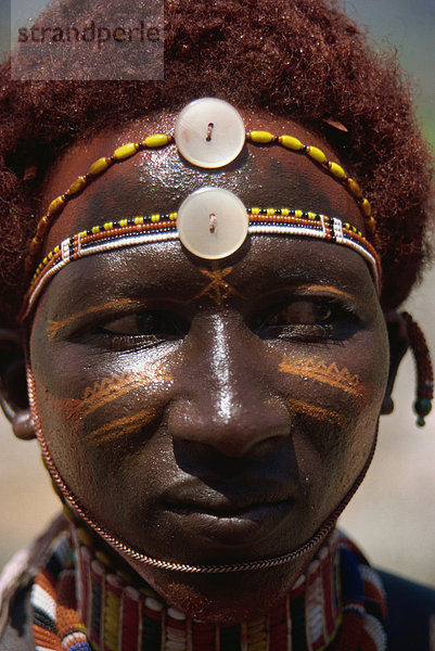 Samburu Moran tragen traditionelle Perlen  Sererit  Kenia  Ostafrika  Afrika