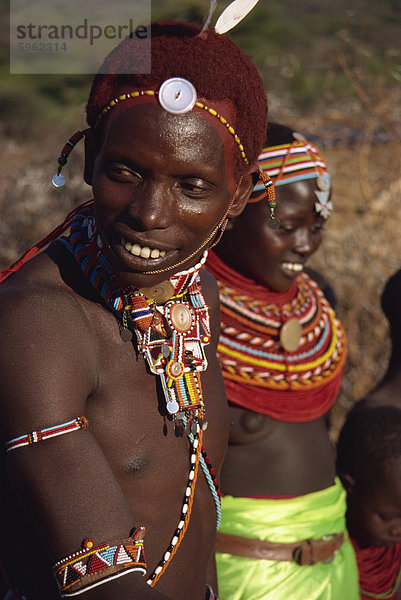 Samburu-junge und Mädchen tragen traditionelle Perlen  Sererit  Kenia  Ostafrika  Afrika
