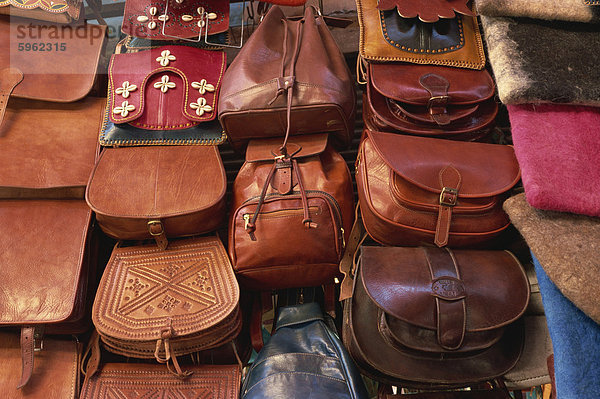 Lederwaren in Souks  Medina  Marrakesch  Marokko  Nordafrika  Afrika zu verkaufen