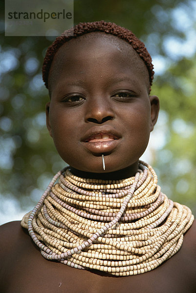 Junges Mädchen mit Henna im Haar und tragen Perlen und Nagel  Omo Camp  Murulle  Äthiopien  Afrika